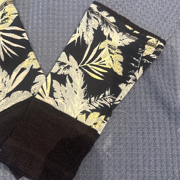 NWT v-neck shirt - size large - Picture 2 of 5